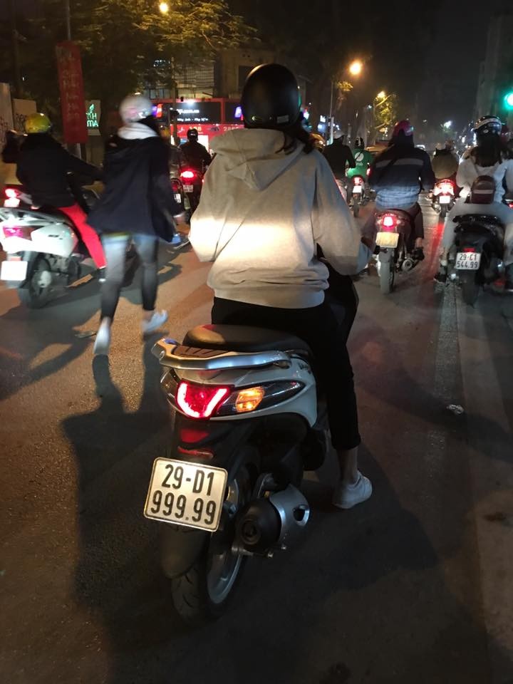 Co gai Hai Phong lai xe bien ngu 9 bi 